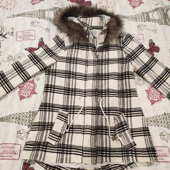 Woman's Coat Size Small - Picture 7 of 9